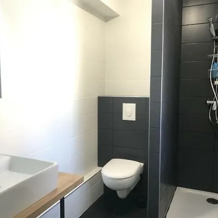 Voltaire : Avec Terrasse Proche Plages Apartament